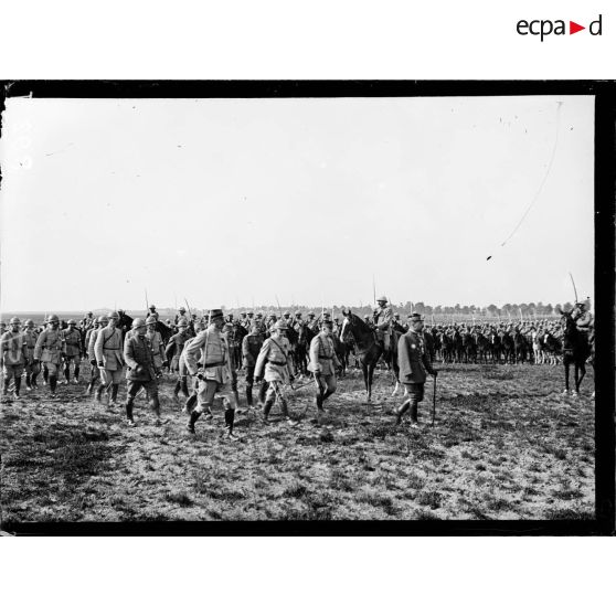 Revue de la classe 16 de la 4e armée par le général Gouraud. [légende d'origine]