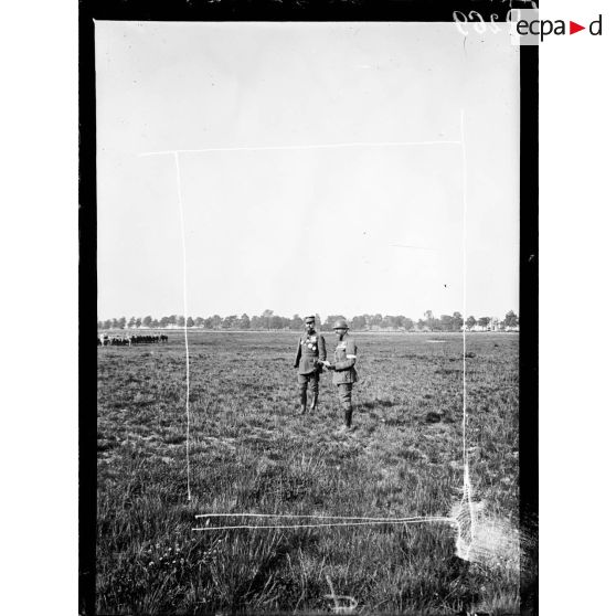 Le général Gouraud et un officier d'Etat-major. [légende d'origine]