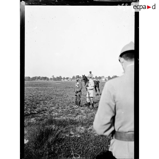 Le général Gouraud et un officier d'Etat-major. [légende d'origine]