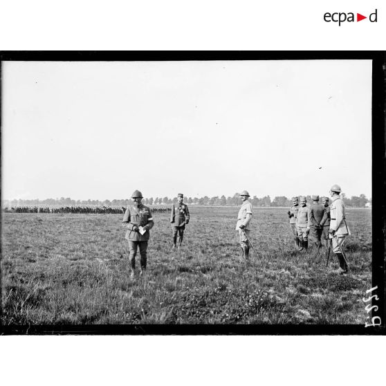 Revue de la classe 16 par le général Gouraud. [légende d'origine]