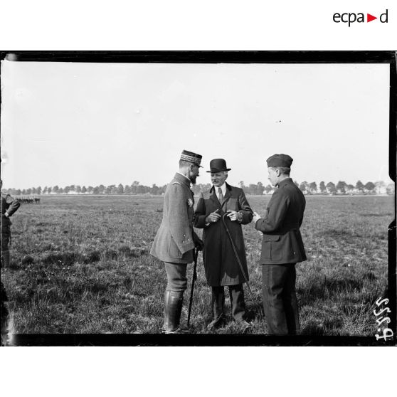 Le général Gouraud et le maire de Châlons et le préfet de la Marne. [légende d'origine]