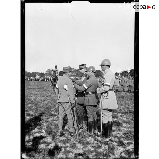 Remise de décoration à un blessé par le général Gouraud. [légende d'origine]