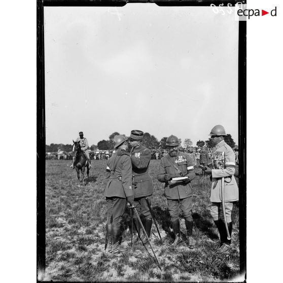 Remise de décoration à un blessé par le général Gouraud. [légende d'origine]