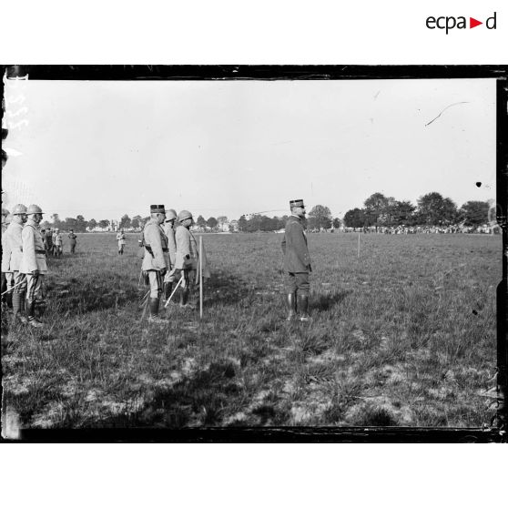 Le général Gouraud passe en revue les soldats de la classe 16. [légende d'origine]