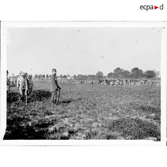 Défilé de mitrailleuses. [légende d'origine]