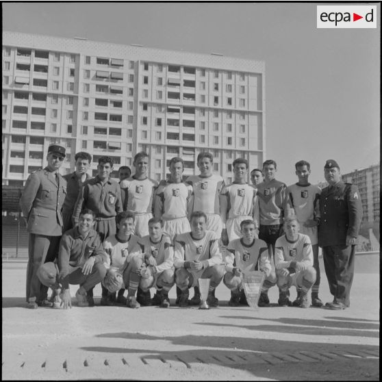 Belcourt. Stade municipal. Finale du championnat de football militaire pour l'Afrique du Nord. L'équipe du 28e régiment du train (RT) d'Oran.