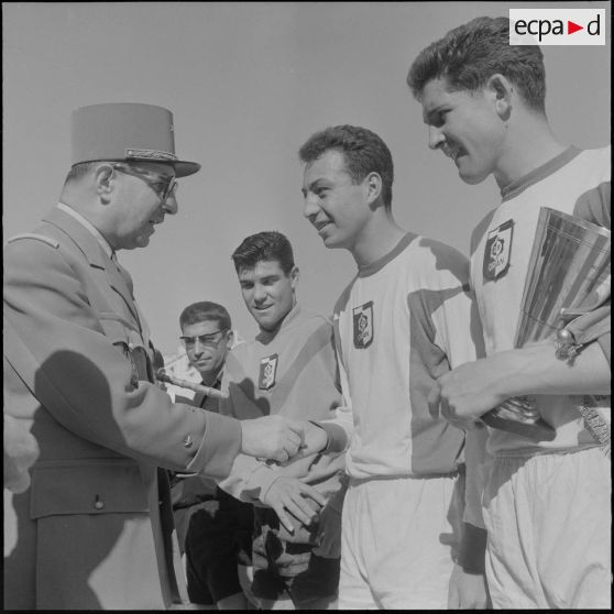Belcourt. Stade municipal. Finale du championnat de football militaire pour l'Afrique du Nord. Le général Hénard félicite l'équipe gagnante : le 28e régiment du train (RT) d'Oran.