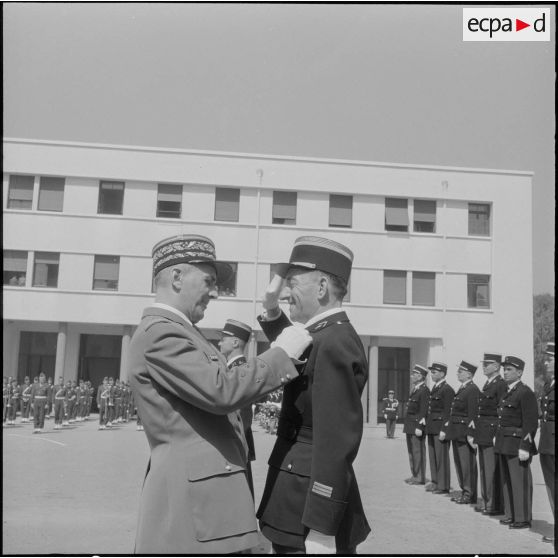 Alger. Prises d'armes. Le général Vezinet remet une décoration.