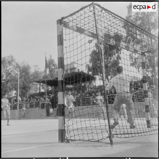 Maison Carrée. Stade de la Gendarmerie mobile. Finale d'Afrique du Nord (AFN) des championnats militaires de handball. Présentation des équipes.