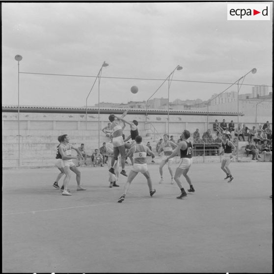 Alger. Stade Marcel Cerdan. Finale d'Afrique du Nord (AFN) de basketball. L'équipe de Bizerte marque son premier panier.
