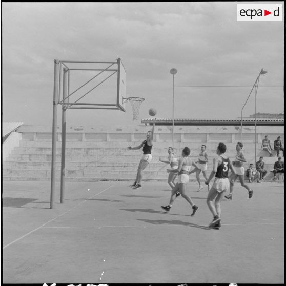 Alger. Stade Marcel Cerdan. Finale d'Afrique du Nord (AFN) de basketball. L'équipe de Bizerte marque son premier panier.