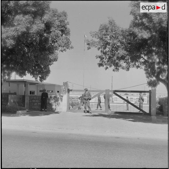 Saint-Lucien. 33e groupe mobile de sécurité (33e GMS). Porte d'entrée de leur village.