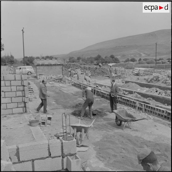 Aïn Smaza. Ouvriers au travail sur un chantier de construction de maisons.