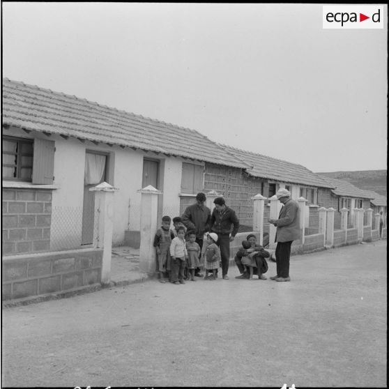 El Gerbira. Enfants devant leur maison.