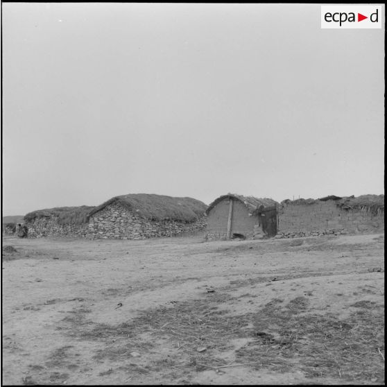 Région de Constantine. Mechta avant la démolition.