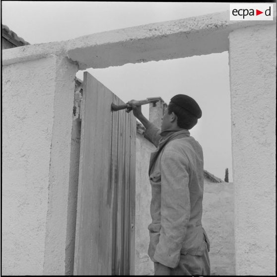 Ouled Hamoun. Chantier de construction de maisons. Finissage, peinture de porte.