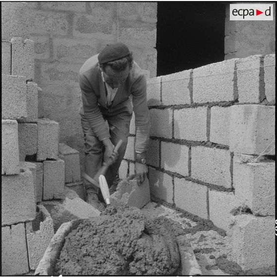 Aïn Smaza. Ouvrier au travail sur un chantier de construction de maisons.