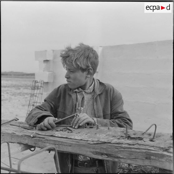 Région de Bône. Chantier du moulin de Fetzara, jeune participant à la construction de sa maison.
