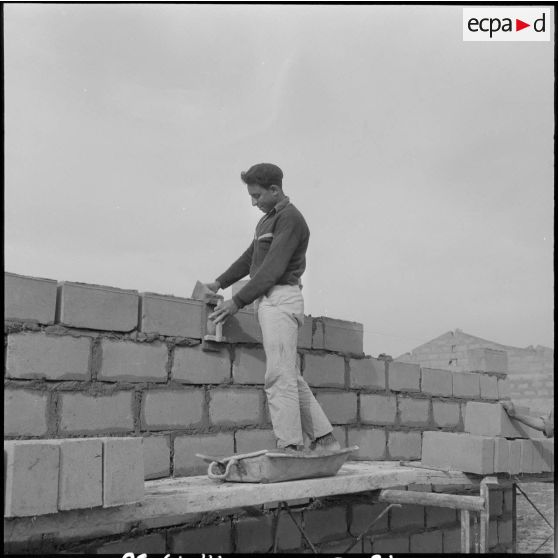 Région de Bône. Chantier du moulin de Fetzara, jeune participant à la construction de sa maison.