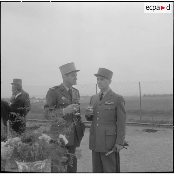 Kouba. Inauguration du foyer des jeunes travailleurs. Le général Vezinet pendant le vin d'honneur.