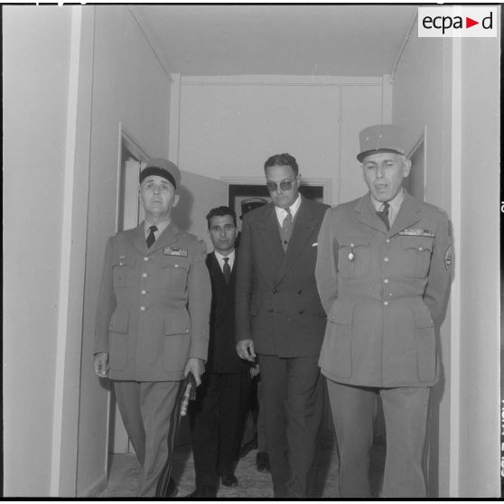 Birkadem. Les généraux Vezinet et Dunoyer de Segonzac, et monsieur Borderie, maire de Birkadem, visitant les bureaux du Foyer sportif.