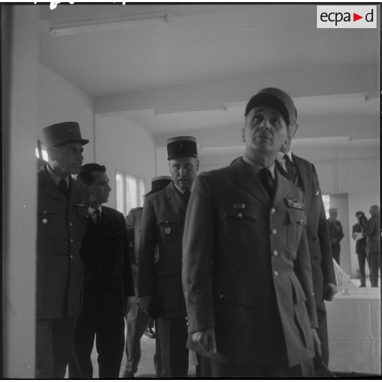 Birkadem. Les généraux Vezinet et Dunoyer de Segonzac, et monsieur Borderie, maire de Birkadem, visitant les bureaux du Foyer sportif.