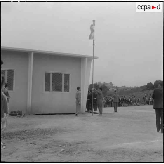 Birkadem. Foyer sportif. Montée des couleurs à la cérémonie d'inauguration.