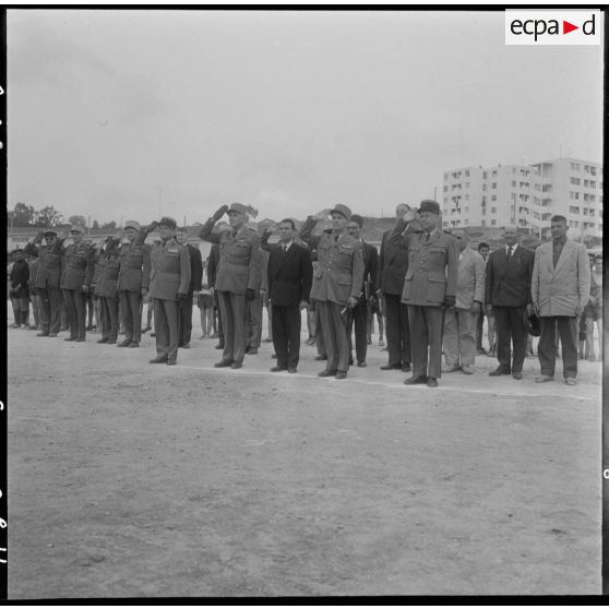 Birkadem. Inauguration du foyer sportif. Salut au drapeau par les officiels.
