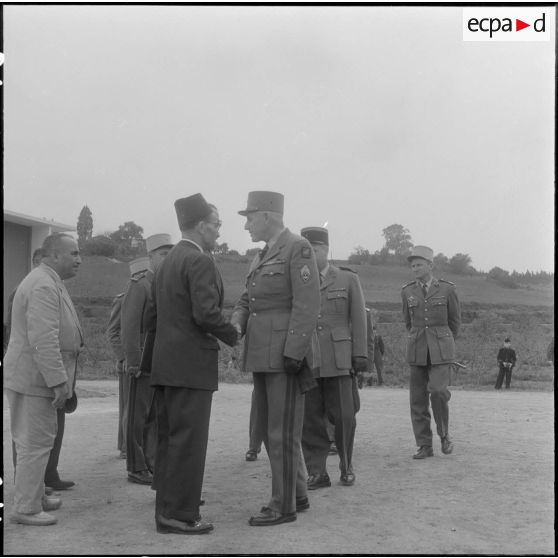 Birkadem. Inauguration du foyer sportif. Accueil du général Dunoyer de Segonzac par monsieur Laïeb Taïeb, adjoint au Maire de Birkadeim.