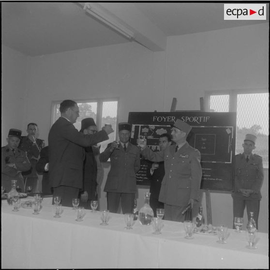 Birkadem. Le général Vezinet, le capitaine Sthmer et monsieur Borderie au vin d'honneur qui a été donné à l'issue de l'inauguration du foyer sportif.
