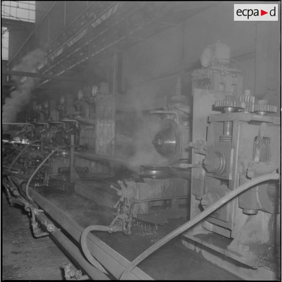 Reghaïa. Inauguration des usines Sotubal. Les tubes sortent de la machine.