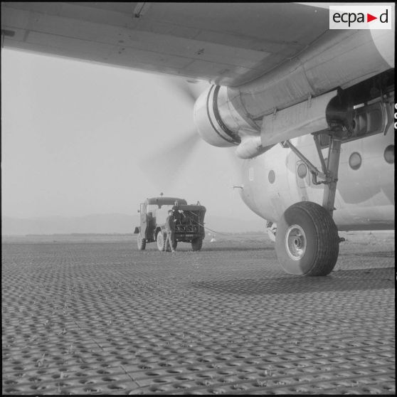 Maison Blanche. Démarrage des moteurs de l'avion Nord-2501 Noratlas avec à l'arrière plan le camion de sécurité incendie.