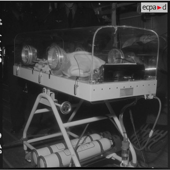 Maison Blanche. Embarquement et installation du berceau d'incubation avec le bébé à bord de l'avion Nord-2501 Noratlas.