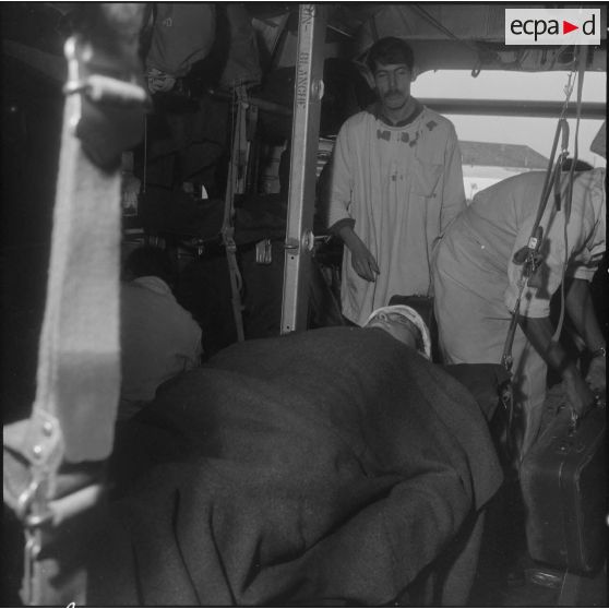 Maison Blanche. Evacuation des blessés dans l'accident d'hélicoptère à bord de l'avion Nord-2501 Noratlas.