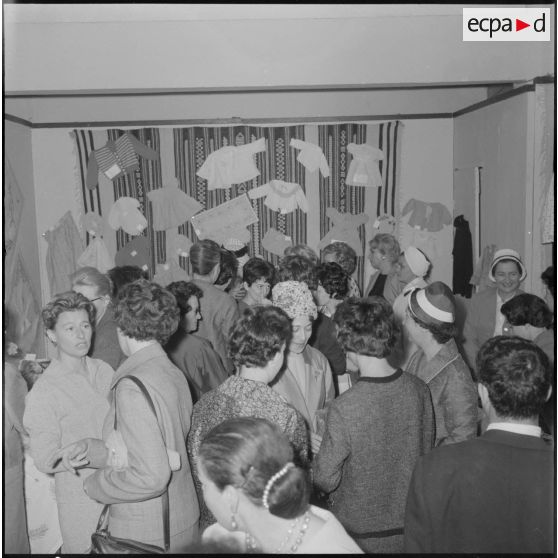 Alger. Salle Pierre Bordes. Vente de la production des cercles de solidarité féminine de l'Algérois. Salle d'exposition.