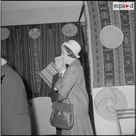 Alger. Salle Pierre Bordes. Vente de la production des cercles de solidarité féminine de l'Algérois. Madame Chatroux et le Chef de Cabinet du Préfet de Police.