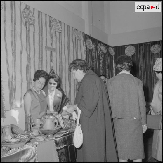 Alger. Salle Pierre Bordes. Vente de la production des cercles de solidarité féminine de l'Algérois. Madame Gambiez.