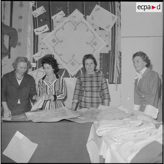 Alger. Salle Pierre Bordes. Vente de la production des cercles de solidarité féminine de l'Algérois. Un stand.