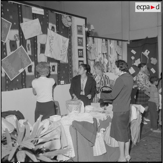 Alger. Salle Pierre Bordes. Vente de la production des cercles de solidarité féminine de l'Algérois. Un stand.