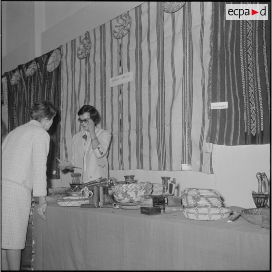 Alger. Salle Pierre Bordes. Vente de la production des cercles de solidarité féminine de l'Algérois. Un stand.