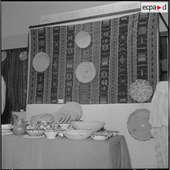 Alger. Salle Pierre Bordes. Vente de la production des cercles de solidarité féminine de l'Algérois. Un stand.
