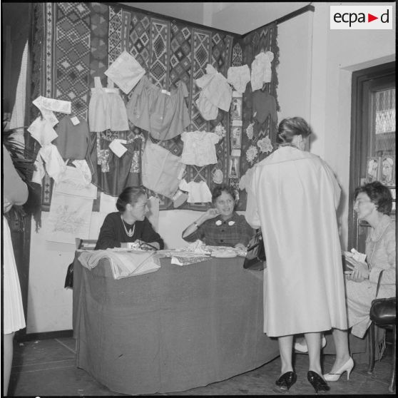 Alger. Salle Pierre Bordes. Vente de la production des cercles de solidarité féminine de l'Algérois. Un stand.