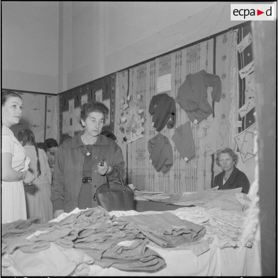 Alger. Salle Pierre Bordes. Vente de la production des cercles de solidarité féminine de l'Algérois. Un stand.