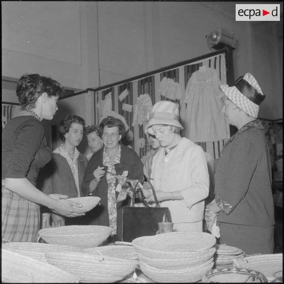 Alger. Salle Pierre Bordes. Vente de la production des cercles de solidarité féminine de l'Algérois.