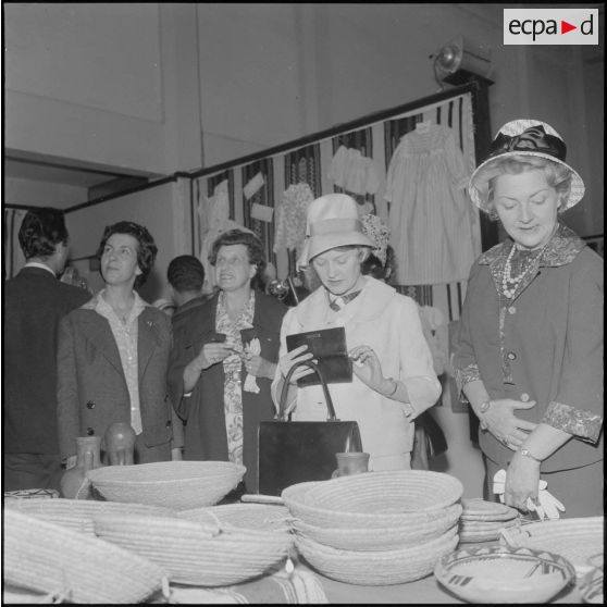 Alger. Salle Pierre Bordes. Vente de la production des cercles de solidarité féminine de l'Algérois.