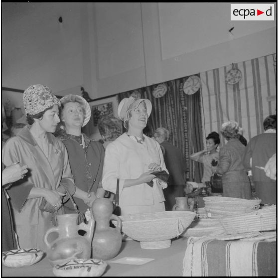 Alger. Salle Pierre Bordes. Vente de la production des cercles de solidarité féminine de l'Algérois.