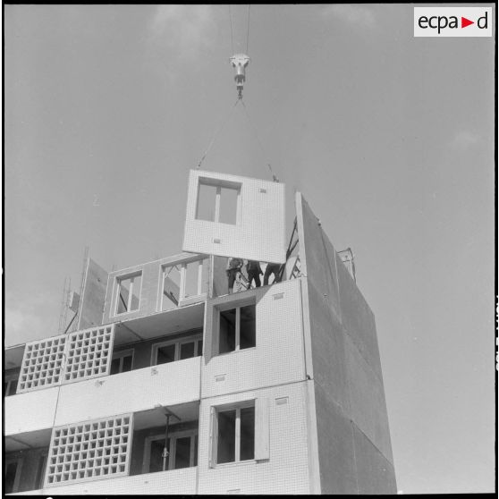 Constantine. Etablissements Camus-Rossi. Vue aérienne d'un chantier de construction d'un immeuble.