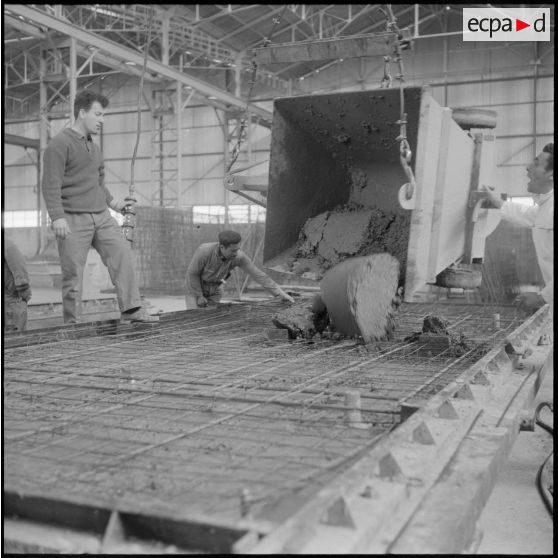 Constantine. Etablissements Camus-Rossi. Fabrication des panneaux.