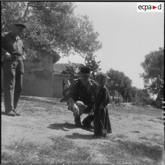 Visite aux habitants du village d'Hennia.