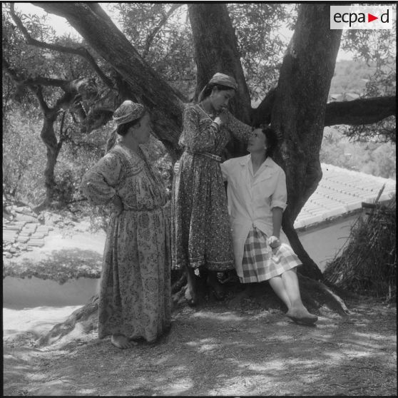 Mlle. Dutay, responsable des cercles féminins est avec deux femmes du cercle d'Hennia.